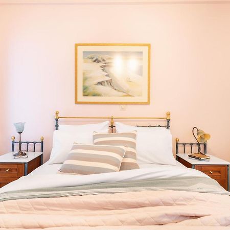 Bright, Calming Retreat With A Balcony Near Metro! Apartment Athens Luaran gambar