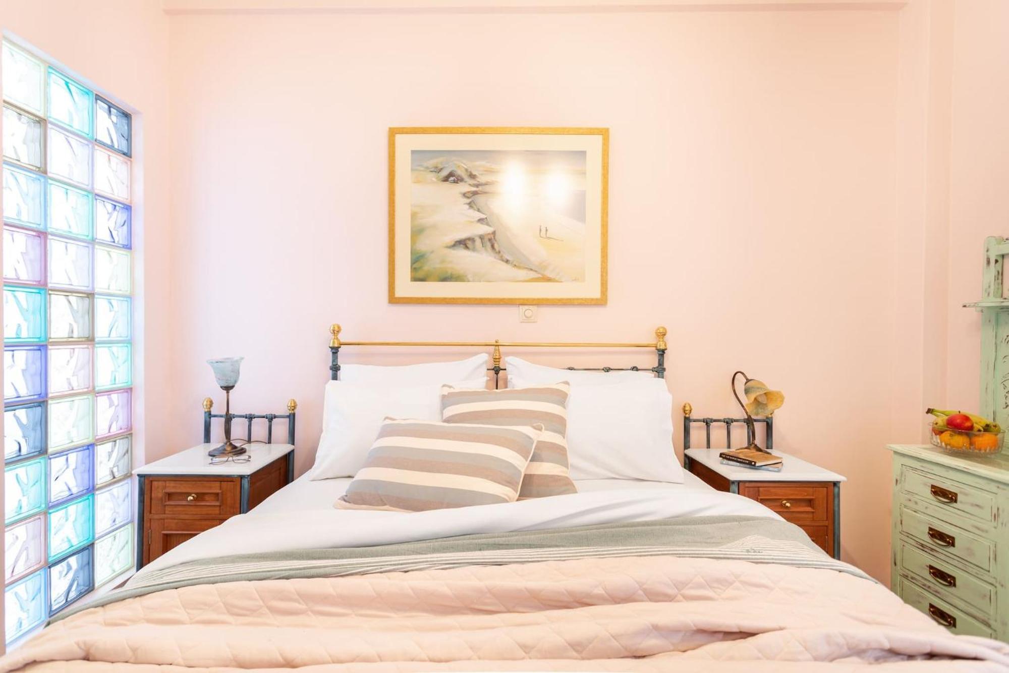 Bright, Calming Retreat With A Balcony Near Metro! Apartment Athens Luaran gambar