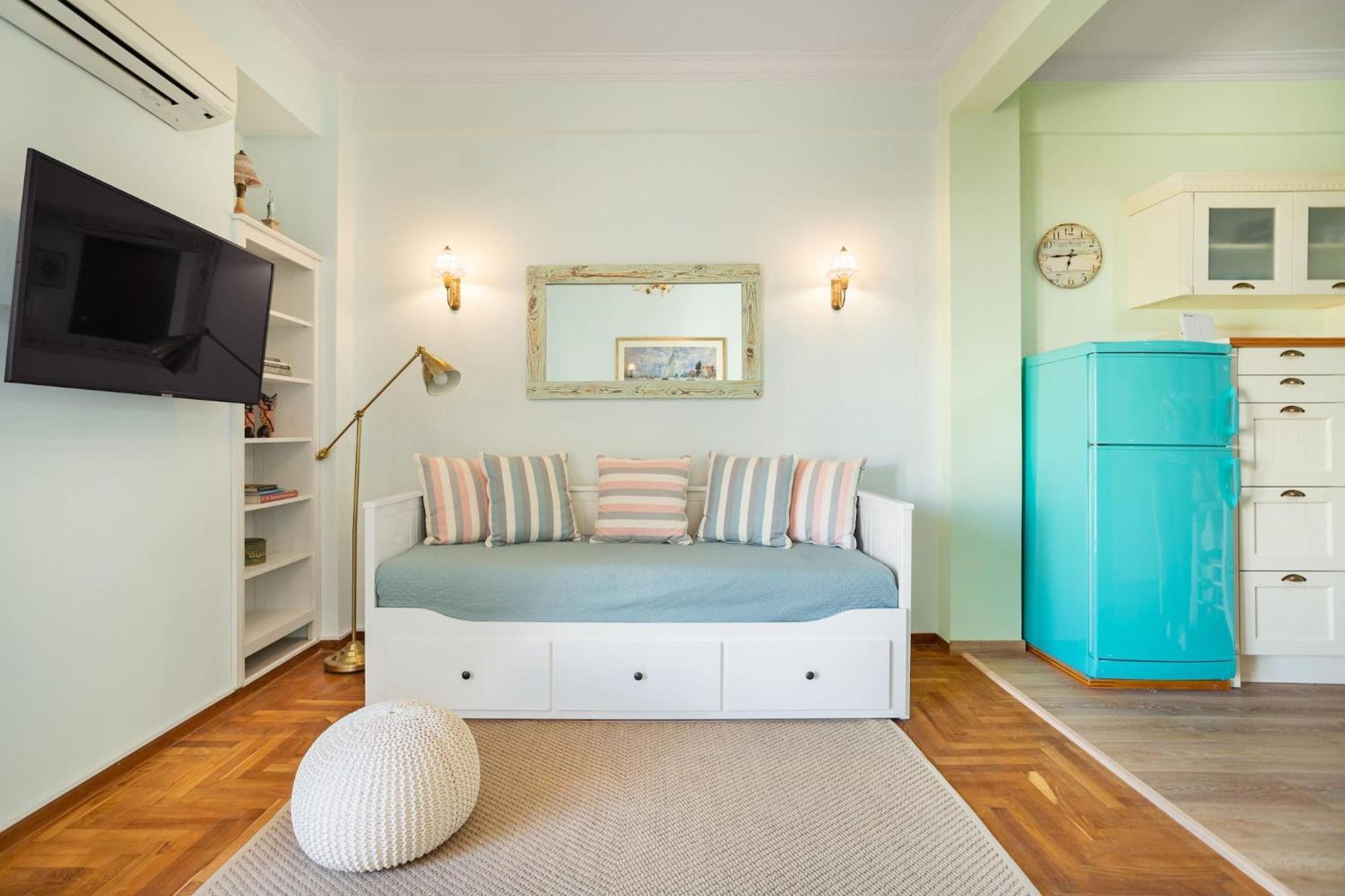 Bright, Calming Retreat With A Balcony Near Metro! Apartment Athens Luaran gambar