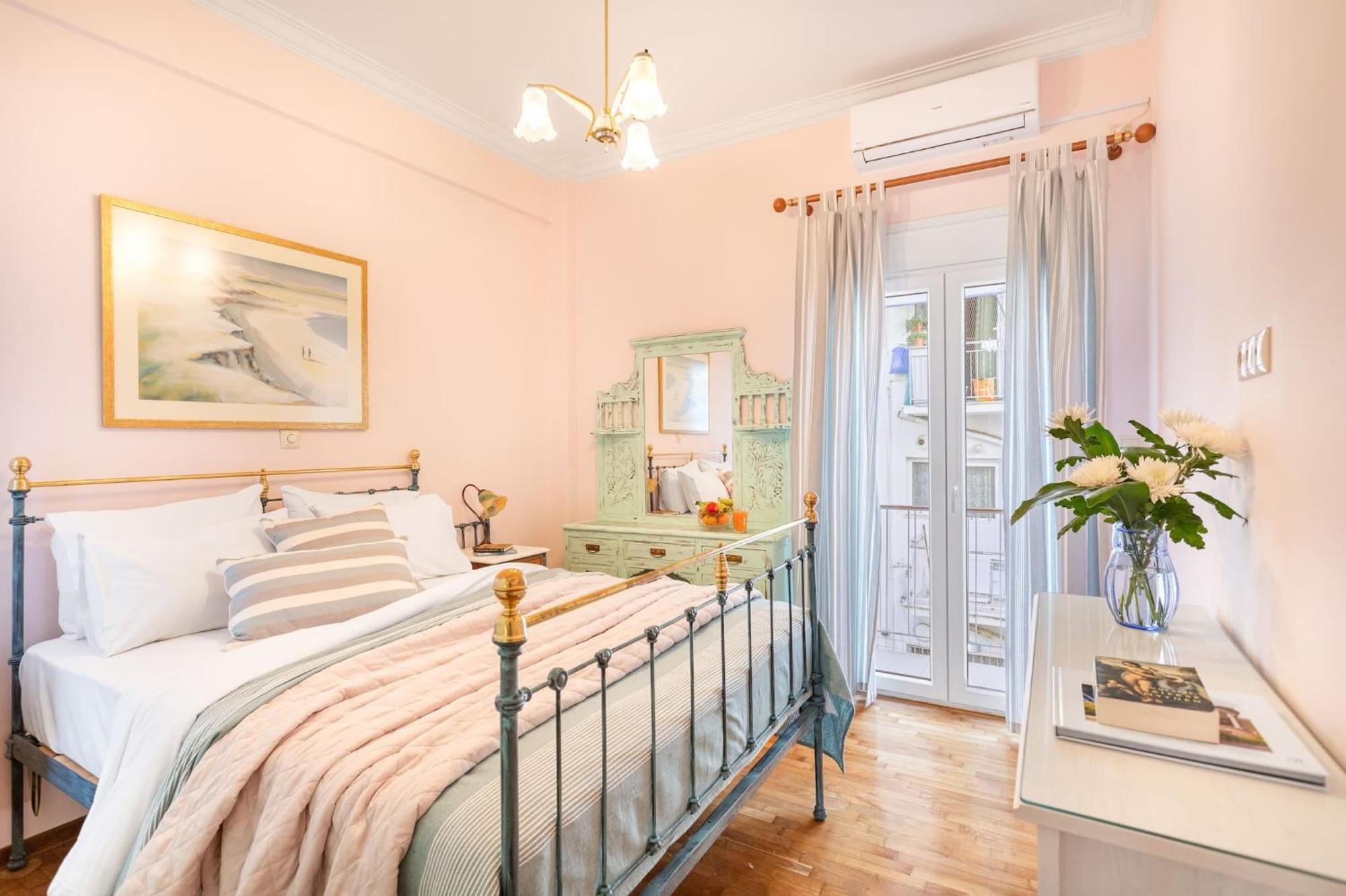 Bright, Calming Retreat With A Balcony Near Metro! Apartment Athens Luaran gambar
